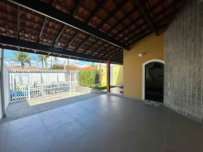 Casa - Térrea com 3 quartos (sendo 1 suite(s)) a 900,00 metros praia.