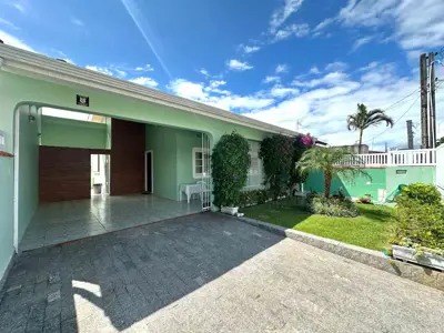 Casa - Térrea com 2 quartos (sendo 1 suite(s)) a 800,00 metros praia.