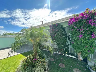 Casa - Térrea com 2 quartos (sendo 1 suite(s)) a 800,00 metros praia.