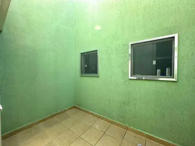 Casa - Térrea com 2 quartos (sendo 1 suite(s)) a 800,00 metros praia.