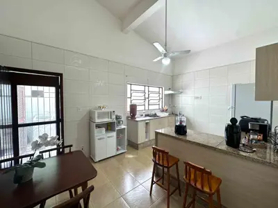 Casa - Térrea com 2 quartos (sendo 1 suite(s)) a 800,00 metros praia.