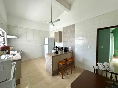 Casa - Térrea com 2 quartos (sendo 1 suite(s)) a 800,00 metros praia.