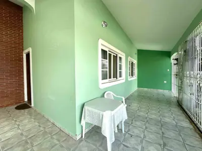 Casa - Térrea com 2 quartos (sendo 1 suite(s)) a 800,00 metros praia.