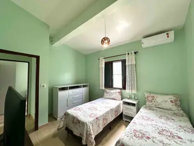 Casa - Térrea com 2 quartos (sendo 1 suite(s)) a 800,00 metros praia.