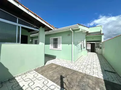 Casa - Térrea com 2 quartos (sendo 1 suite(s)) a 800,00 metros praia.