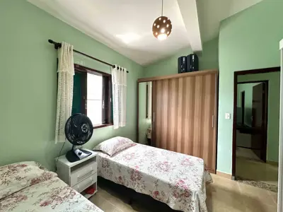 Casa - Térrea com 2 quartos (sendo 1 suite(s)) a 800,00 metros praia.