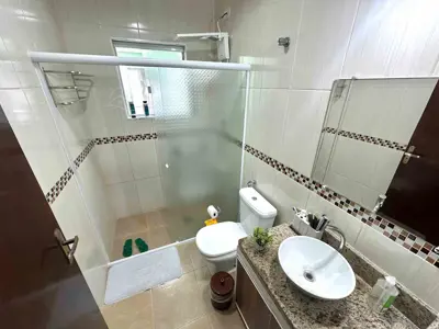 Casa - Térrea com 2 quartos (sendo 1 suite(s)) a 800,00 metros praia.