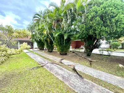 Casa - Térrea com 3 quartos (sendo 2 suite(s)) a 600,00 metros praia.