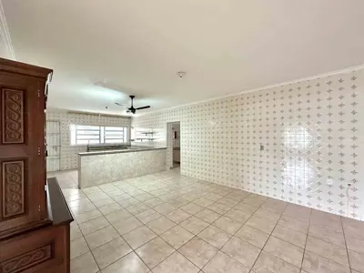 Casa - Térrea com 3 quartos (sendo 2 suite(s)) a 600,00 metros praia.