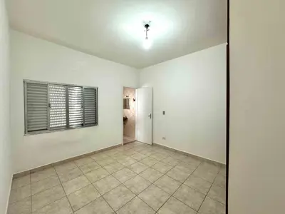 Casa - Térrea com 3 quartos (sendo 2 suite(s)) a 600,00 metros praia.