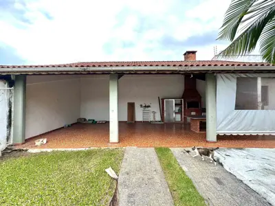 Casa - Térrea com 3 quartos (sendo 2 suite(s)) a 600,00 metros praia.