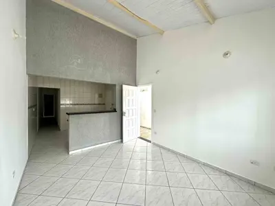 Casa - Térrea com 2 quartos (sendo 1 suite(s)) a 1600,00 metros praia.