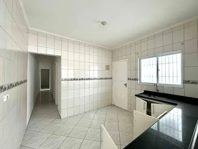 Casa - Térrea com 2 quartos (sendo 1 suite(s)) a 1600,00 metros praia.