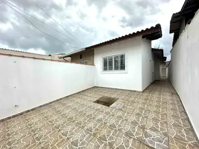 Casa - Térrea com 2 quartos (sendo 1 suite(s)) a 1600,00 metros praia.