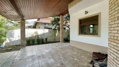 Casa - Térrea com 6 quartos (sendo 6 suite(s)) a 3000,00 metros praia.