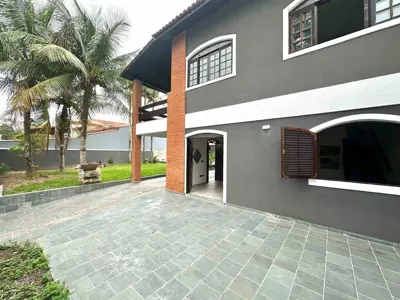 Casa - Sobrado com 6 quartos (sendo 3 suite(s)) a 300,00 metros praia.