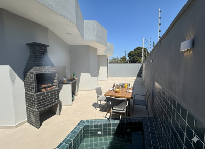 Casa - Térrea com piscina com 2 quartos (sendo 1 suite(s)) a 2000,00 metros praia.