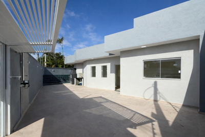 Casa - Térrea com piscina com 2 quartos (sendo 1 suite(s)) a 2000,00 metros praia.