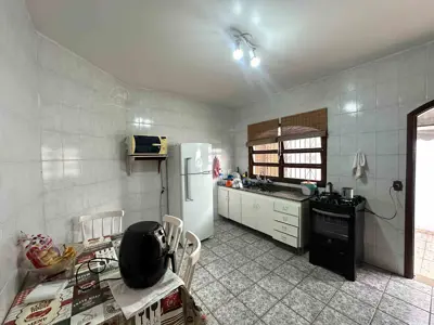 Casa - Térrea com 4 quartos (sendo 1 suite(s)) a 30,00 metros praia.