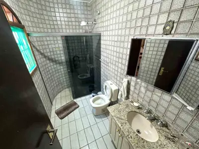 Casa - Térrea com 4 quartos (sendo 1 suite(s)) a 30,00 metros praia.