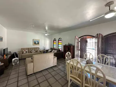 Casa - Térrea com 4 quartos (sendo 1 suite(s)) a 30,00 metros praia.