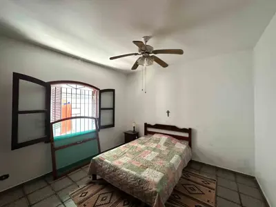 Casa - Térrea com 4 quartos (sendo 1 suite(s)) a 30,00 metros praia.