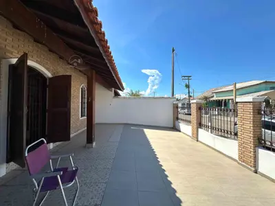 Casa - Térrea com 4 quartos (sendo 1 suite(s)) a 30,00 metros praia.