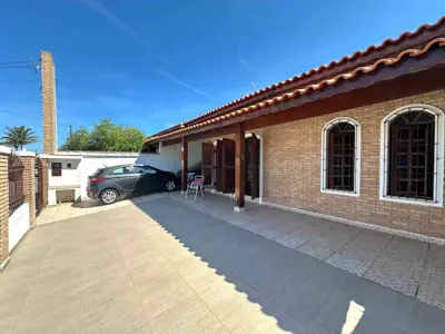 Casa - Térrea com 4 quartos (sendo 1 suite(s)) a 30,00 metros praia.