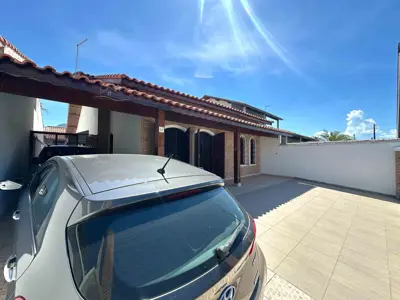 Casa - Térrea com 4 quartos (sendo 1 suite(s)) a 30,00 metros praia.