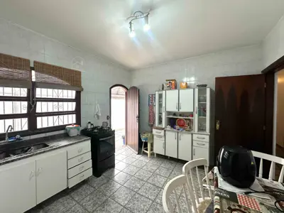 Casa - Térrea com 4 quartos (sendo 1 suite(s)) a 30,00 metros praia.