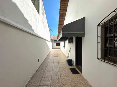 Casa - Térrea com 4 quartos (sendo 1 suite(s)) a 30,00 metros praia.