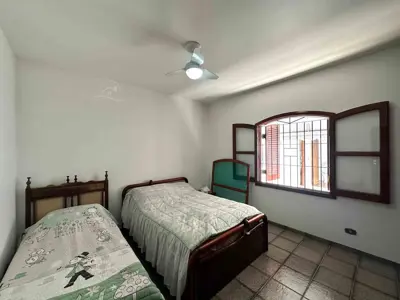 Casa - Térrea com 4 quartos (sendo 1 suite(s)) a 30,00 metros praia.