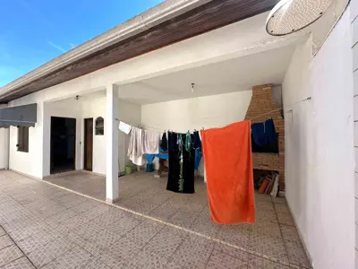 Casa - Térrea com 4 quartos (sendo 1 suite(s)) a 30,00 metros praia.