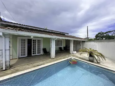 Casa - Térrea com 3 quartos (sendo 1 suite(s)) a 500,00 metros praia.