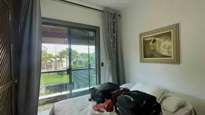 Casa - Sobrado com 7 quartos (sendo 2 suite(s)) a 3000,00 metros praia.