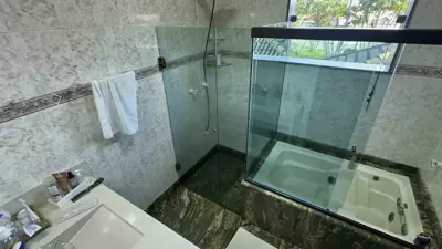 Casa - Sobrado com 7 quartos (sendo 2 suite(s)) a 3000,00 metros praia.