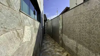 Casa - Sobrado com 7 quartos (sendo 2 suite(s)) a 3000,00 metros praia.