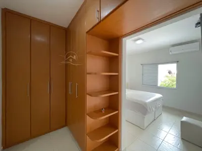 Casa - Sobrado com 4 quartos (sendo 2 suite(s)) a 800,00 metros praia.