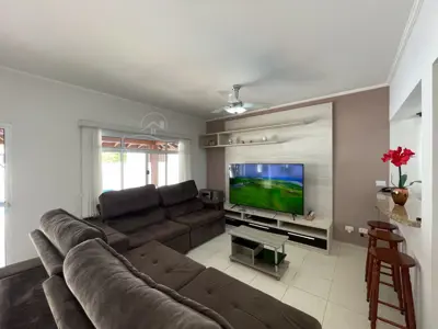 Casa - Sobrado com 4 quartos (sendo 2 suite(s)) a 800,00 metros praia.