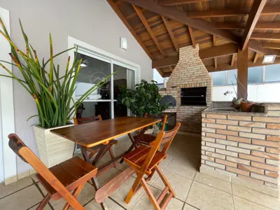 Casa - Sobrado com 4 quartos (sendo 2 suite(s)) a 800,00 metros praia.