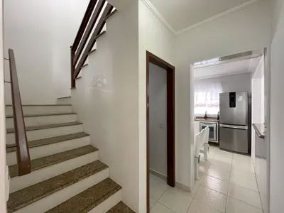 Casa - Sobrado com 4 quartos (sendo 2 suite(s)) a 800,00 metros praia.