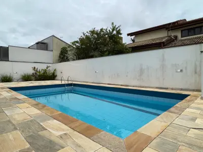 Casa - Sobrado com 4 quartos (sendo 2 suite(s)) a 800,00 metros praia.