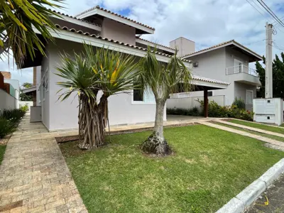 Casa - Sobrado com 4 quartos (sendo 2 suite(s)) a 800,00 metros praia.