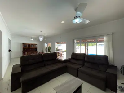 Casa - Sobrado com 4 quartos (sendo 2 suite(s)) a 800,00 metros praia.