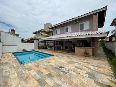 Casa - Sobrado com 4 quartos (sendo 2 suite(s)) a 800,00 metros praia.