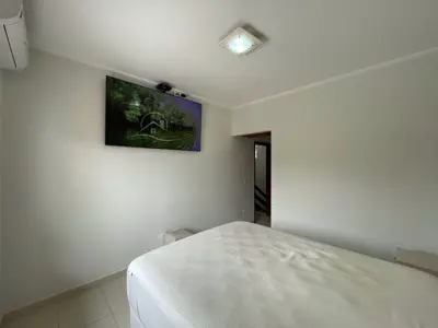 Casa - Sobrado com 4 quartos (sendo 2 suite(s)) a 800,00 metros praia.