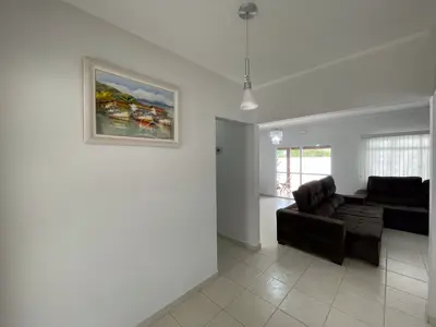 Casa - Sobrado com 4 quartos (sendo 2 suite(s)) a 800,00 metros praia.