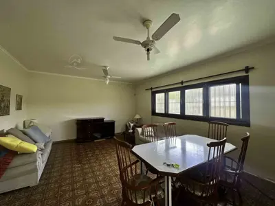 Casa - Térrea com 3 quartos (sendo 1 suite(s)) a 300,00 metros praia.