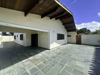 Casa - Térrea com 3 quartos (sendo 1 suite(s)) a 300,00 metros praia.