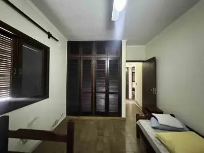 Casa - Térrea com 3 quartos (sendo 1 suite(s)) a 300,00 metros praia.